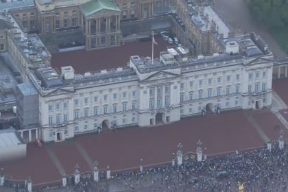 Palácio de Buckingham, sede da monarquia britânica: regime de governo descentralizado (Foto: YouTube/Reprodução)