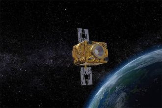 Ilustração do satélite Microscope usado na experiência (Foto: CNES/Virtual-IT)