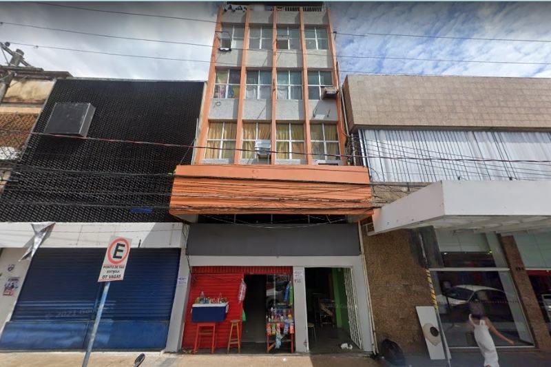 O prédio particular fica na Rua Dr. Moreira, 232, centro de Manaus e servia de moradia para imigrantes venezuelanos (Foto: Google Maps/Reprodução)