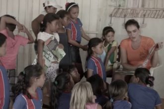 As ações do projeto são feitas por chamada mediação de leitura, com voluntários indo a escolas e casas para lerem livros (Foto: Reprodução/Youtube)