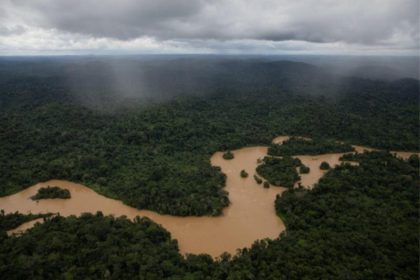 Garimpo no Rio Mucajaí, Terra Indígena Yanomami: 53% das amostras de peixes coletadas mostraram contaminação por mercúrio (Foto: Divulgação/Bruno Kelly)
