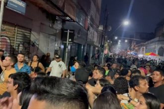 A população que ficou do lado de fora do festival tentou forçar o portão de acesso ao paolco Tucupi (Foto: Reprodução/Twitter)