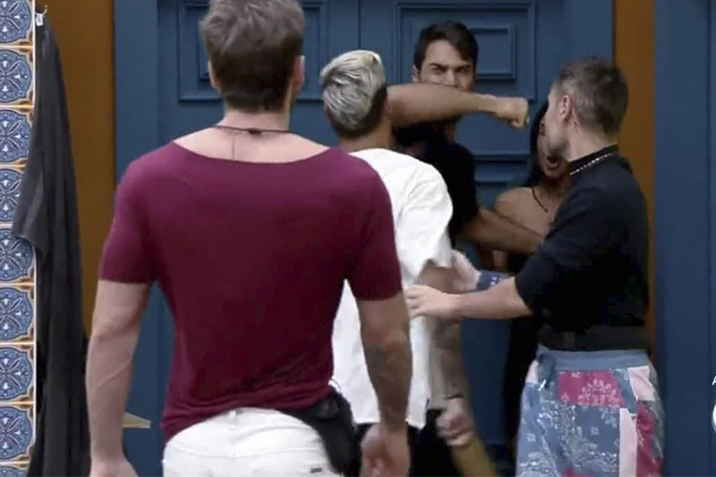 Briga gerou expulsão no reality A Fazenda na madrugada desta quinta (Foto: TV Record/Reprodução)