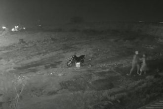 Câmera de segurança registrou momento em que motoboy deteve adolescente (Foto: Redes sociais/Reprodução)