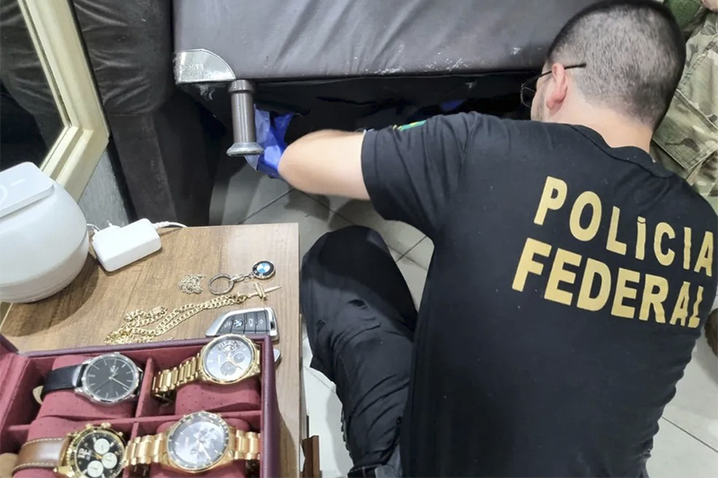 Policial apreende joias em casa de investigado: relógios de luxo (Foto: PF/Educação)