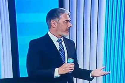 William Bonner chamou atenção ao abrir lata com água na TV (Foto: TV Globo/Reprodução)