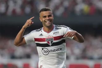 Alisson marcou o gol da vitória já nos acréscimos (Foto: Rubens Chiri/saopaulofc.net)