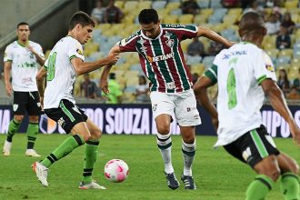 Ganso é dominado pelos zagueiros do América: revés no maracanã (Foto: Mailson Santana/FFC)