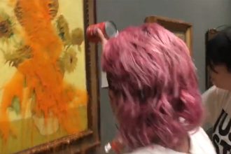 Ativistas jogaram sopa de tomate no quadro de Van Gogh (Foto: Twitter/Reprodução)