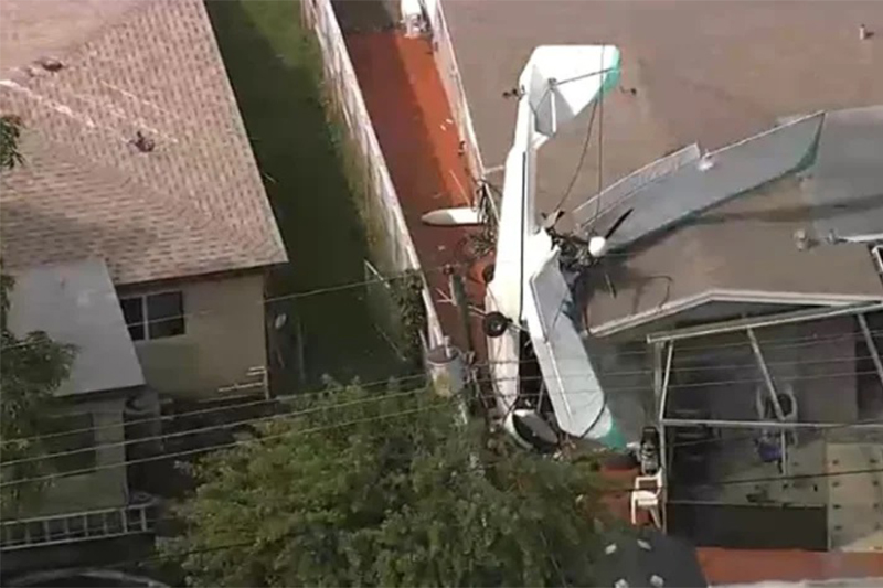 Avião bateu em lateral de casa ao cair (Foto: NBC News/YouTube/Reprodução)