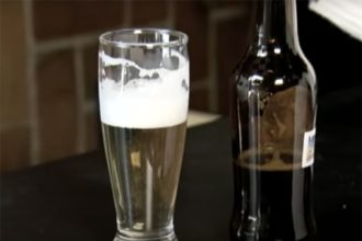 Base de copo tem substância que faz bebida mudar de cor (Foto: YouTube/Reprodução)