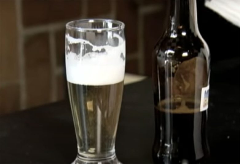 Base de copo tem substância que faz bebida mudar de cor (Foto: YouTube/Reprodução)