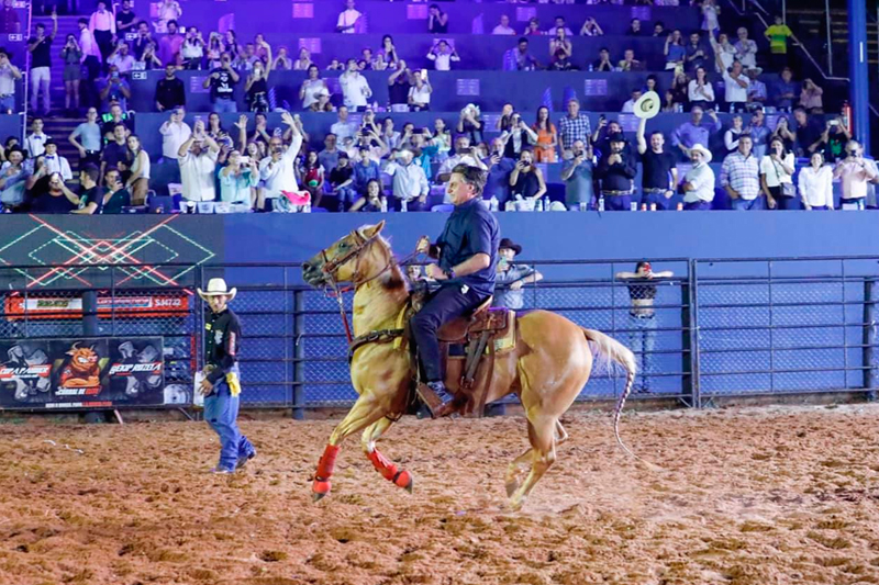 Bolsonaro a cavalo