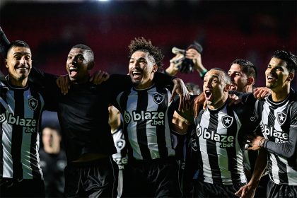 Jogadores do Botafogo festejam vitória sobre o São Paulo (Foto: Maurício Rummens /Fotoarena/Folhapress)