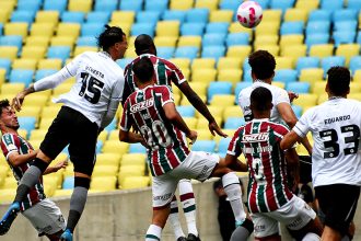 Disputa de bola próximo ao gol do Fluminense: tudo igual no clássico (Foto: Mailson Santana/FFC)