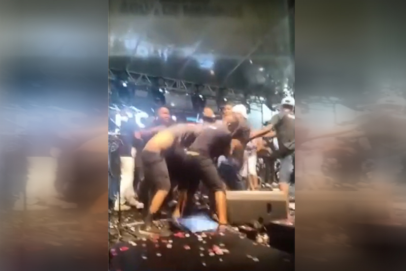 Músicos brigam no palco: chutes e socos (Foto: YouTube/Reprodução)