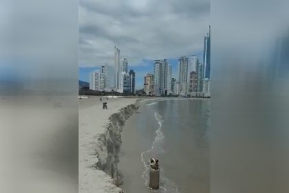 Degrau de areia em praia de Ca,boriú tem 1,8 metros de altura (Foto: Twitter/Reprodução)