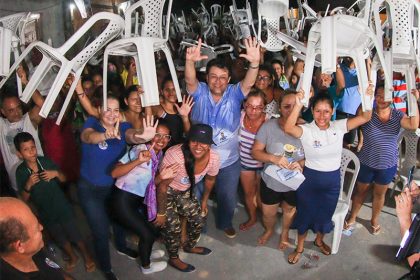 Eduardo Braga com moradores da Comunidade Rei Davi: promessas (Foto: Assessoria/Divulgação)