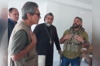 Roberto Jefferson conversou com agente da PF antes de se entregar (Foto: YouTubbe/Reprodução)