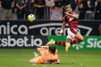 Cassio defende chute de Gabigol: equilíbrio em campo (Foto: Gilvan de Souza/CRF)