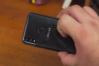 Celular Blu é fabricado em Manaus (Foto: YouTube/Reprodução)