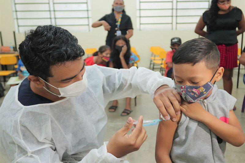 Crianças a partir de 3 anos precisam tomar dose de reforço (Foto: Semsa/Divulgação)