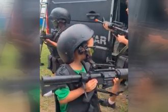 Crianças manuseiam armas em evento no Rio de Janeiro (Foto: Reprodução/Twitter)