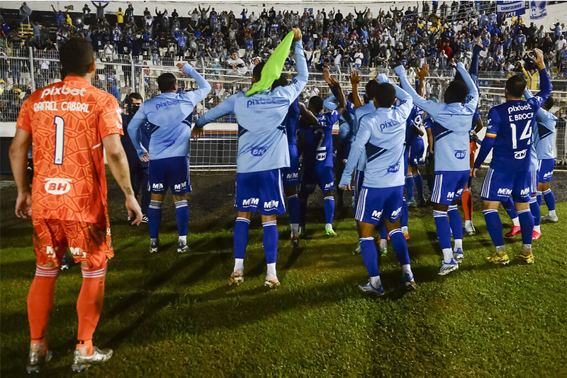 Jogadores do Cruzeiro ao festejar vitória contra a Ponte Preta: título antecipado (Foto: Staff Images/Cruzeiro)