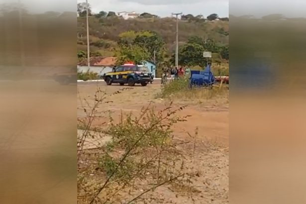 PRF barrou veículos em Cuieté, na Paraíba (Foto: Twitter/Reprodução)