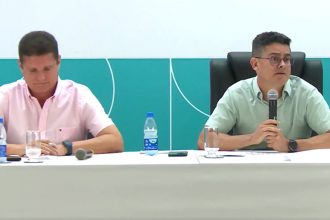 Prefeito David Almeida (à direita) com o vice Marcos Rotta: reação a dossiê (Foto: Facebook/Reprodução)