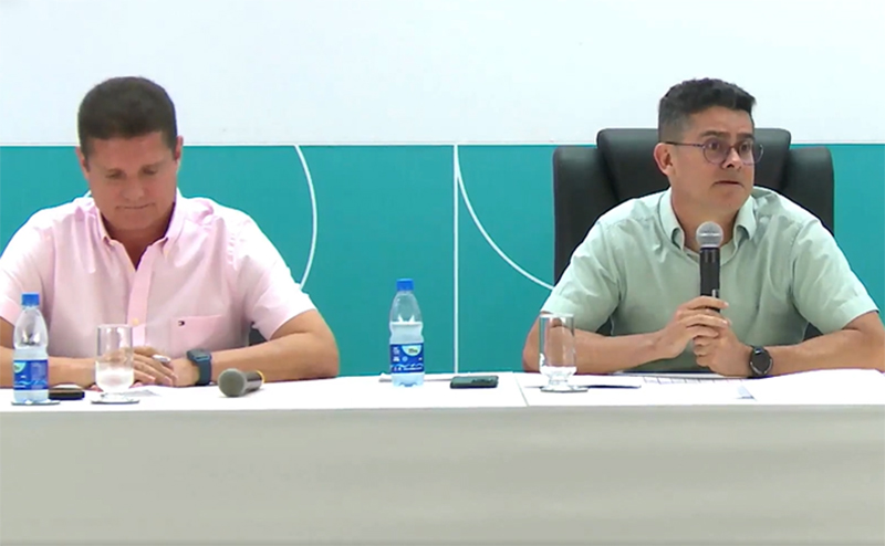 Prefeito David Almeida (à direita) com o vice Marcos Rotta: reação a dossiê (Foto: Facebook/Reprodução)