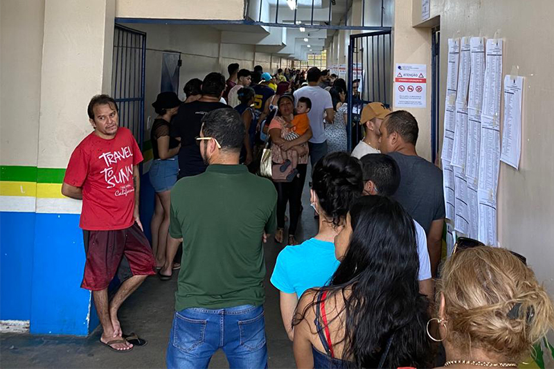 Fila na Escola Isaac Sverner, na zona leste de Manaus: longa espera (Foto: ATUAL)