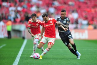 Internacional (camisa vermelha) venceu Santos e passou à vice-liderança da competição (Foto: Ricardo Duarte/Internacional)