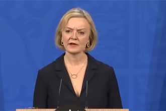 Liz Truss renunciou ao cargo de primeira-ministra (Foto: BBC Bews/YouTube/Reprodução)