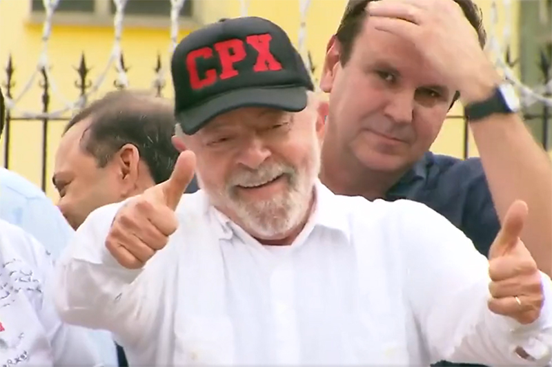 Sigla em boné de Lula nada tem a ver com tráfico (Foto: YouTube/Reprodução)