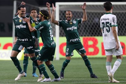 Gustavo Gómez comemora gol com companheiros de time (Foto Cesar Greco/Palmeiras)