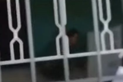 Vídeo nas redes sociais mostra homem batendo na urna com um pedaço de pau (Foto: YouTube/Reprodução)