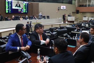David Reis conversa com vereadores, de costas para a Mesa Diretora e para o orador (Foto: Robervaldo Rocha/CMM)