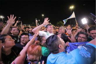 Wilson Lima foi festejado por eleitores em comício (Foto: Diego eres/Divulgação)