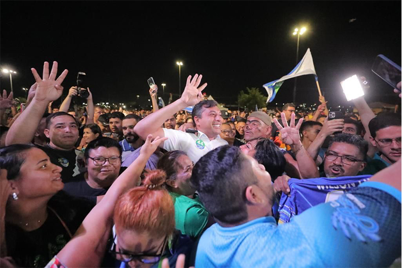 Wilson Lima foi festejado por eleitores em comício (Foto: Diego eres/Divulgação)