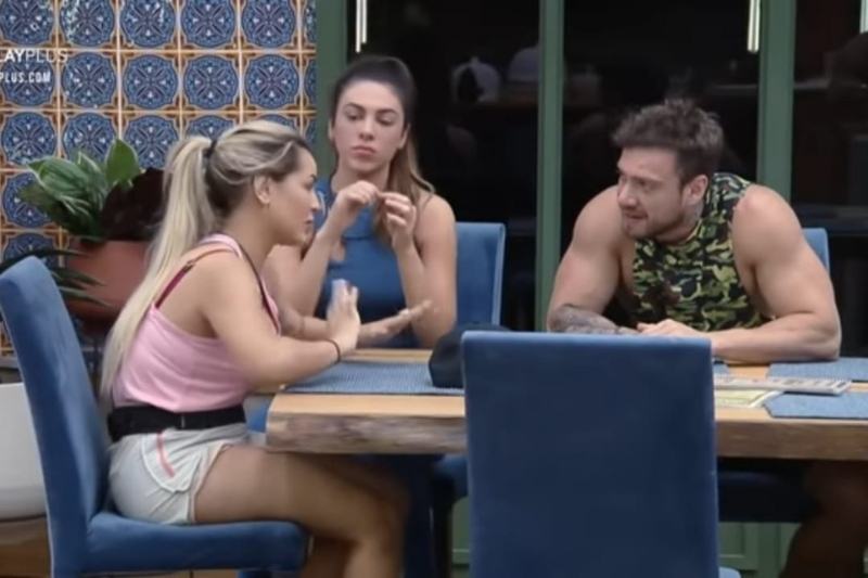 Deolane Bezerra confessa a Vini Bütel que as suas prioridas mudam conforme as pessoas se mostram (Foto: Reprodução/Record TV)