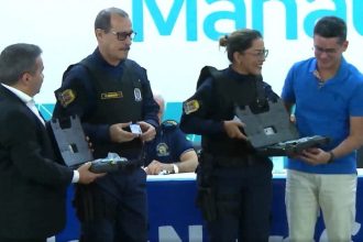 Os agentes da Guarda Municipal também receberam a pistola Taurus 9 milímetros (Foto: Reprodução/Facebook)