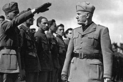 O ditador Benito Mussolini inspecionando tropas (Foto: Divulgação/BrasilEscola)