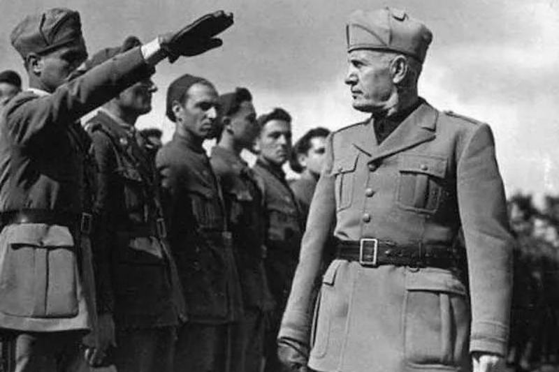 O ditador Benito Mussolini inspecionando tropas (Foto: Divulgação/BrasilEscola)