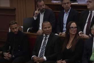 Neymar Jr. chegou ao tribunal, em Barcelona, ao lado dos pais, também processados no caso (Foto: Reprodução/Twitter)