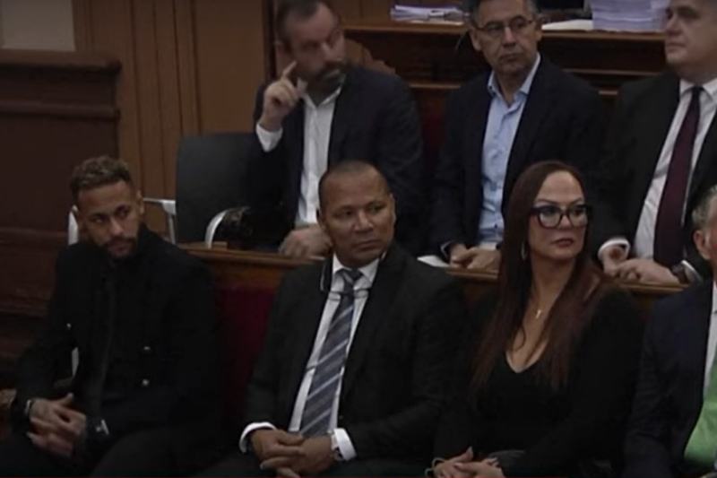 Neymar Jr. chegou ao tribunal, em Barcelona, ao lado dos pais, também processados no caso (Foto: Reprodução/Twitter)