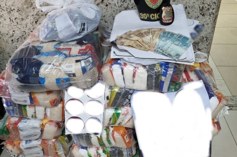 23 cestas básicas, material de campanha e aproximadamente R$2.100 em dinheiro foram apreendidos (Foto: Divulgação/PF)