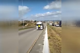 Empresário virou meme ao se agarrar a caminhão em bloqueio na estrada (Foto: Twitter/Reprodução)