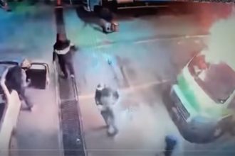 Ataque a concessionária de caminhões: ação violenta (Foto: YouTube/Reprodução)