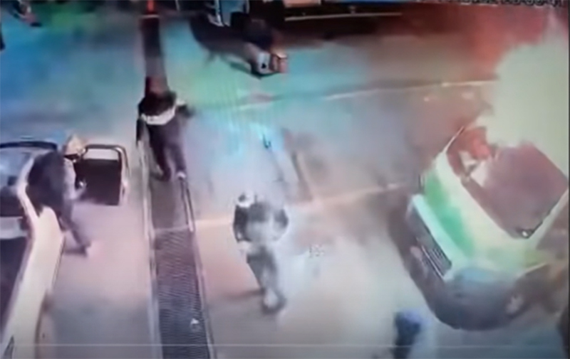 Ataque a concessionária de caminhões: ação violenta (Foto: YouTube/Reprodução)